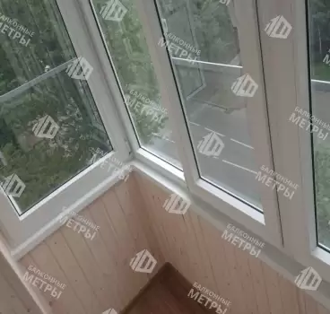 Остекление и отделка балкона деревянной вагонкой