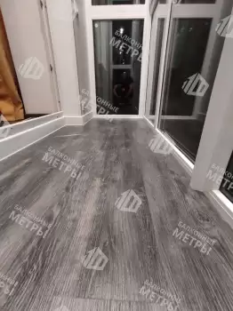 Панорамное остекление и отделка п-образного балкона с утеплением