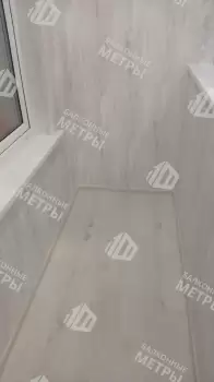 Отделка пола и потолка на балконе в кирпичном доме индивидуальной планировки