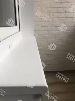 Отделка балкона декоративным камнем, ламинат и натяжной потолок